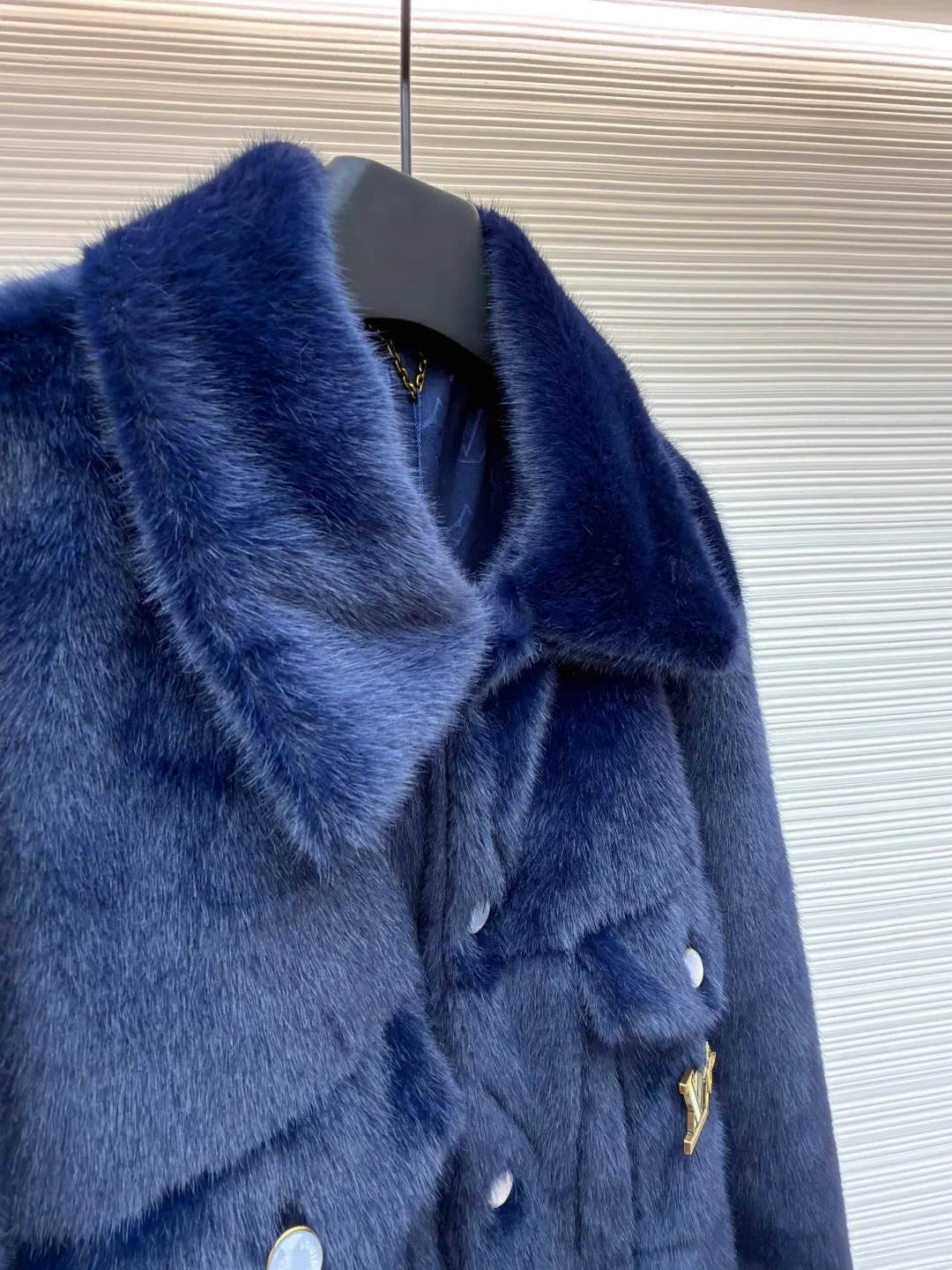 LOUIS VUITTON letter logo mink fur jacket ●Original version: Purchased and developed for 169000 ●Item number: 1681420-D10 ●Fabric: mink fur fabric ●Technology: embroidery ●Color: navy ●Version: fitted version ●Weight: about 1065 grams ●Size: 46-48-50-52 ●Description: This jacket is made of high-end imitation mink velvet fabric, which is soft and fluffy to the touch and has excellent warmth retention. The lapel design adopts three-dimensional tailoring + precision sewing technology, and the collar shape is crisp and naturally connected with the body. The placket button is a custom-made blue-green metal button, which creates a visual contrast with the white fabric. It is sewn in precise position and opens and closes smoothly. The large pockets on both sides use three-dimensional bag-shaped technology, and the bag mouth echoes the buttons, combining practicality and design. The inner lining is made of the brand's classic pattern printed fabric, which is combined with the outer layer of plush fabric through laminating sewing technology to create a strong sense of layering. The overall cut is a loose-shouldered version, and the multi-piece structure is spliced ​​to create a casual and trendy wearing effect while ensuring comfort and freedom during movement. It is a fashionable item that combines luxurious plush texture with exquisite craftsmanship. The overall wiring is straight and delicate, the fabric is comfortable and soft, and the color is consistent without color difference. It can be matched with the same style to create a fashionable look and control various occasions. Customized accessories, complete with three standards, same style for men and women!